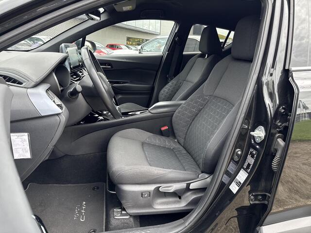 Toyota C-HR 1.8 Hybrid First Edition **NAVIGATIE/ DODEHOEK DETECTIE/ STOELVERWARMING/ GARANTIE**