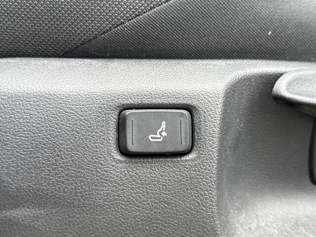 Toyota C-HR 1.8 Hybrid First Edition **NAVIGATIE/ DODEHOEK DETECTIE/ STOELVERWARMING/ GARANTIE**