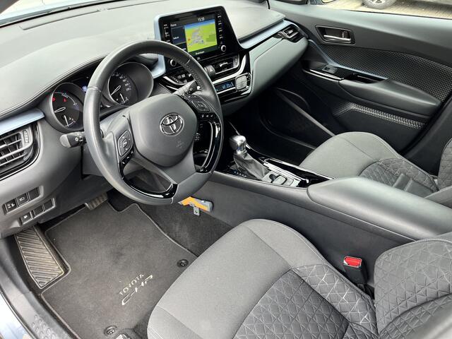 Toyota C-HR 1.8 Hybrid Style Trekhaak 1e eigenaar Dealer onderhouden NL auto JBL Dodehoekdetectie