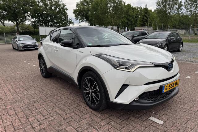 Toyota C-HR 1.8 Hybrid Style Ultimate Trekhaak, Navigatie, Dodehoekdetectie, Stoel- & Stuurverwarming, JBL, LMV, Achteruitrijcamera, Parkeersensoren voor + achter