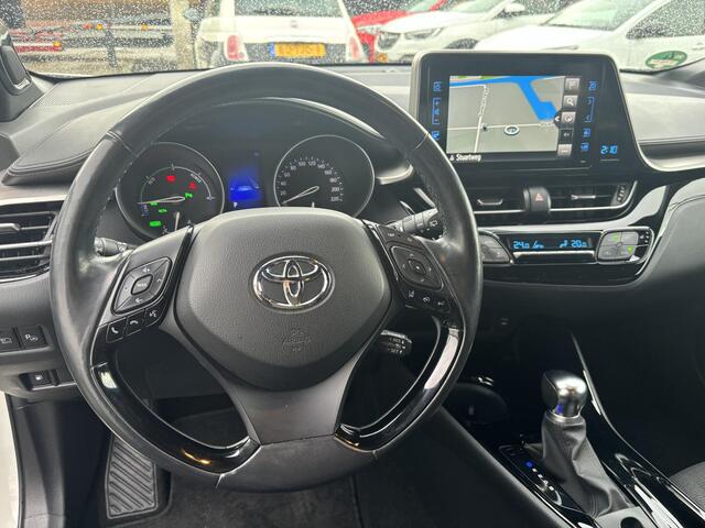 Toyota C-HR 1.8 Hybrid Style Ultimate Trekhaak, Navigatie, Dodehoekdetectie, Stoel- & Stuurverwarming, JBL, LMV, Achteruitrijcamera, Parkeersensoren voor + achter