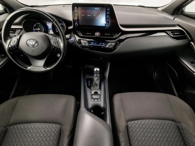 Toyota C-HR 1.8 Hybrid Active Sport Automaat (APPLE CARPLAY, NAVIGATIE, CAMERA, ADAPTIVE CRUISE, ZWART HEMEL, SPOR0TSTOELEN, LANE ASSIST, CRUISE, LED KOPLAMPEN, NIEUWSTAAT)