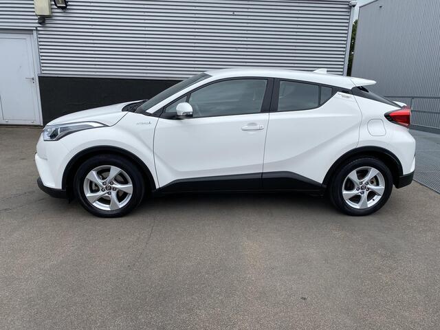 Toyota C-HR 1.8 Hybrid Dynamic Navigatie, Nieuw geleverd en dealeronderhouden, 1e eign. achteruitrij camera, parkeersensoren, keyless start- & entry, adaptieve cruise control