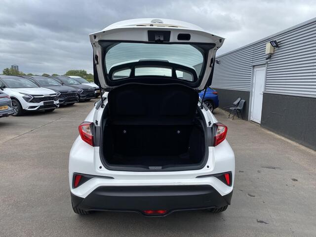 Toyota C-HR 1.8 Hybrid Dynamic Navigatie, Nieuw geleverd en dealeronderhouden, 1e eign. achteruitrij camera, parkeersensoren, keyless start- & entry, adaptieve cruise control