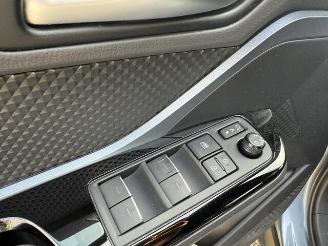 Toyota C-HR 1.8 Hybrid First Edition Bi-Tone | Apple Carplay & AndroidAUTO | Camera | Elektrisch inklapbare buitenspiegels |