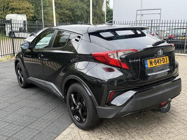 Toyota C-HR 1.8 Hybrid Dynamic Navi. GARANTIE TOT 08-2028! . AFNEEMBARE TREKHAAK. ADAPTIEVE CRUISE CONTROL. PARKEERSENSOREN VOOR & ACHTER.