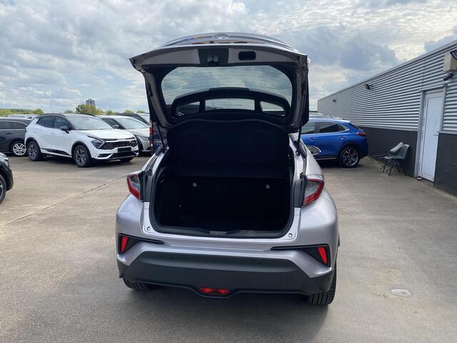 Toyota C-HR 1.8 Hybrid Executive Nieuw geleverd en dealeronderhouden, 1e eign. Stoel- & Stuurwielverwarming, achteruitrij camera, adaptieve cruise control, dodehoek detectie, keyless, Navigatie