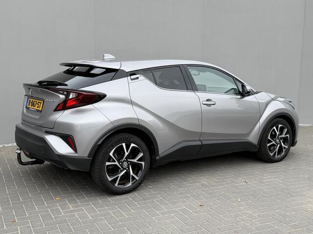 Toyota C-HR 1.8 Hybrid First Edition / Afneembare Trekhaak (Trekgewicht 725kg) / Achteruitrijcamera / Stuur- en Stoelverwarming / Voorruit Verwarming / Navigatie via Apple Carplay & Android Auto / Cruise- en Climate Control / Keyless Entry & Start /