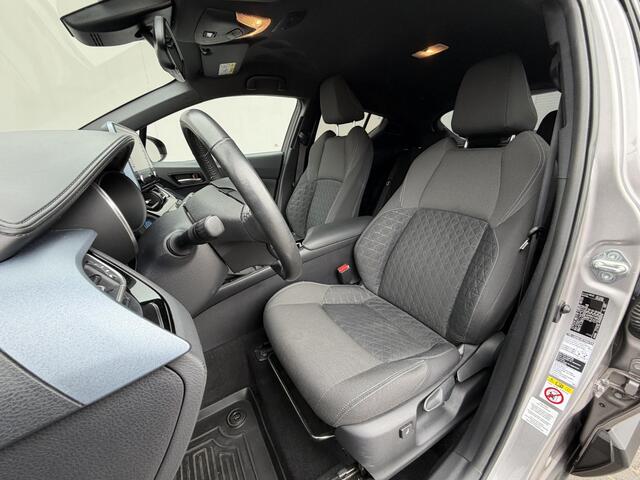 Toyota C-HR 1.8 Hybrid First Edition / Afneembare Trekhaak (Trekgewicht 725kg) / Achteruitrijcamera / Stuur- en Stoelverwarming / Voorruit Verwarming / Navigatie via Apple Carplay & Android Auto / Cruise- en Climate Control / Keyless Entry & Start /