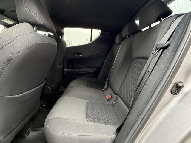 Toyota C-HR 1.8 Hybrid First Edition / Afneembare Trekhaak (Trekgewicht 725kg) / Achteruitrijcamera / Stuur- en Stoelverwarming / Voorruit Verwarming / Navigatie via Apple Carplay & Android Auto / Cruise- en Climate Control / Keyless Entry & Start /