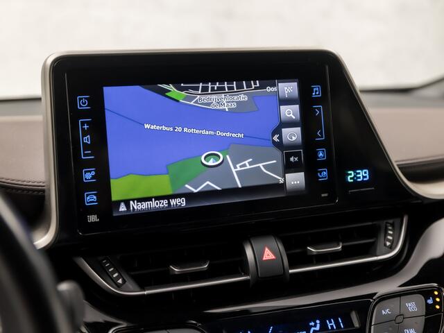 Toyota C-HR 1.8 Hybrid Sport Automaat (NAVIGATIE, LEDER, CAMERA, KEYLESS, STOELVERWARMING, ZWART HEMEL, SPORTSTOELEN, ADAPTIVE CRUISE, GETINT GLAS, DAB+, NIEUWSTAAT)