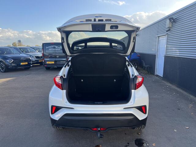 Toyota C-HR 1.8 Hybrid Style Trekhaak, Navigatie, Dodehoekdetectie, stoelverwarming, adaptieve cruise control, achteruitrij camera, navigatie, keyless, parkeersensoren v&a