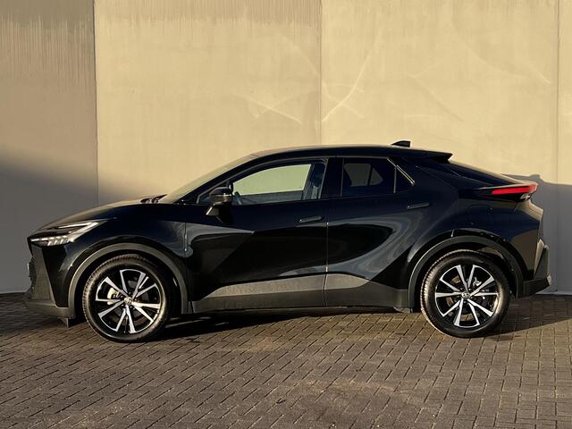 Toyota C-HR 1.8 Hybrid 140 Dynamic Automaat / Fabrieksgarantie tot 10 jaar mogelijk * / Stuur-, stoel- en voorruitverwarming / Navigatie / Camera / Climate Control / Apple Carplay Android / 18" LM wielen /