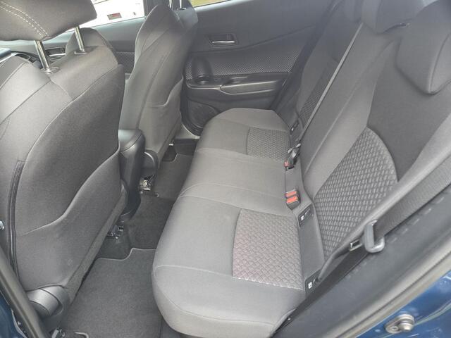 Toyota C-HR 2.0 Hybrid Dynamic / Afneembare Trekhaak / Stoel & stuur verwarming / Achteruitrijcamera / Dode Hoek Detectie / Apple Carplay & Android Auto / Climate Control / Navigatie / Parkeersensoren /