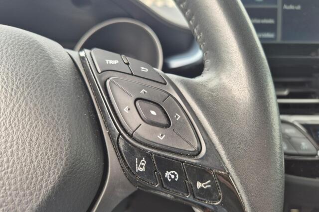 Toyota C-HR 1.8 Hybrid Dynamic Adaptieve cruise control, achteruitrij camera, keyless, navigatie Apple Carplay/Android Auto, parkeersensoren, automaat!