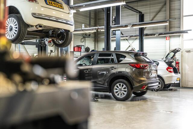 Toyota C-HR 1.8 Hybrid Dynamic met CARPLAY TREKHAAK NAV LMV EC