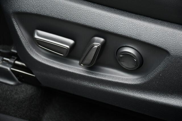 Toyota C-HR 2.0 Plug-in Hybrid 220 Black Edition Automaat 223pk | 19" zwart gepolijste lichtmetalen velgen | Premium Sportstoelen | JBL Premium Audio |