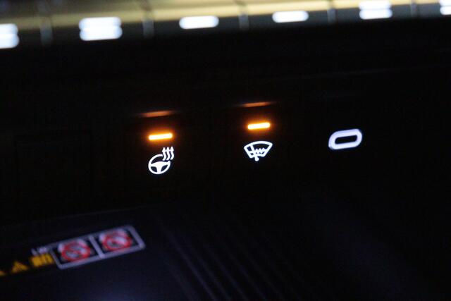 Toyota C-HR 1.8 Hybrid 140 Team D | TWO-TONE | APPCONNECT | CAMERA + PDC | VRUIT/STUUR/STOELVERW | LANE-ASSIST / WARNING |