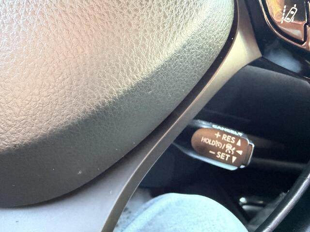 Toyota C-HR 1.8 Hybrid Bi-Tone AUTOMAAT | APPLE CARPLAY | CAMERA | NAVIGATIE | AIRCO/EC | CRUISECONTROL | PARKEERSENSOREN | TREKHAAK | DAB RADIO | LED VERLICHTING | STOELVERWARMING |