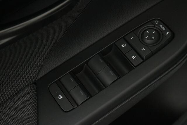 Toyota C-HR 2.0 Plug-in Hybrid 220 Dynamic Limit, Groot scherm