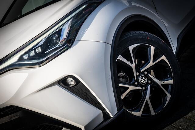 Toyota C-HR 1.8 Hybrid First Edition | Automaat | NED auto | Clima | Pdc | Keyless entry | |DAB Audio | Camera | stoelen verwarmd | Cruise adaptief |18 INCH Lmv |