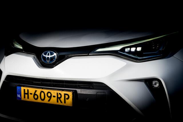 Toyota C-HR 1.8 Hybrid First Edition | Automaat | NED auto | Clima | Pdc | Keyless entry | |DAB Audio | Camera | stoelen verwarmd | Cruise adaptief |18 INCH Lmv |