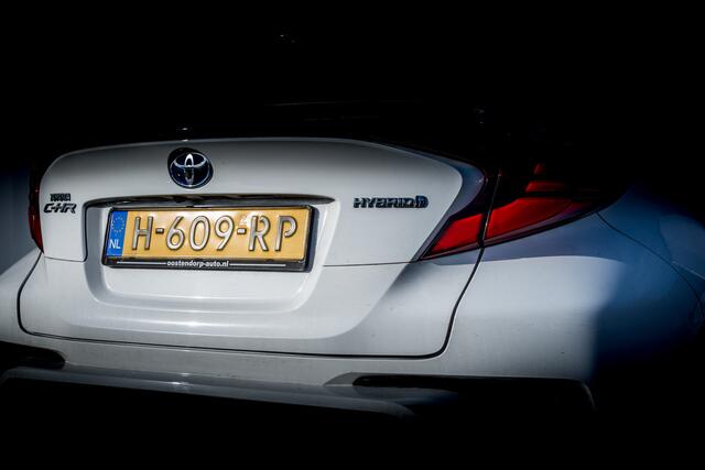 Toyota C-HR 1.8 Hybrid First Edition | Automaat | NED auto | Clima | Pdc | Keyless entry | |DAB Audio | Camera | stoelen verwarmd | Cruise adaptief |18 INCH Lmv |