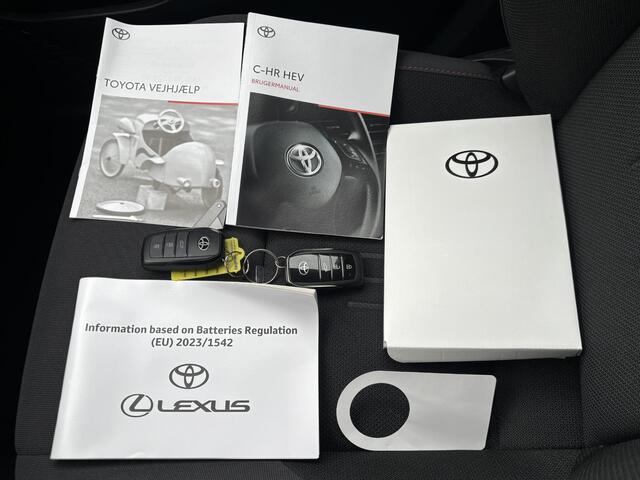 Toyota C-HR 1.8 Hybrid 140 First Edition Automaat / Fabrieksgarantie tot 10 jaar mogelijk * / Stuur-, stoel- en voorruitverwarming / Navigatie / Elektrische Achterklep / Camera / Dual Zone Climate Control / Apple Carplay/Android auto / 18" LM wielen /