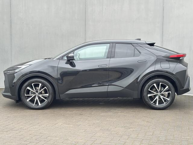 Toyota C-HR 1.8 Hybrid 140 First Edition Automaat / Fabrieksgarantie tot 10 jaar mogelijk * / Stuur-, stoel- en voorruitverwarming / Navigatie / Elektrische Achterklep / Camera / Dual Zone Climate Control / Apple Carplay/Android auto / 18" LM wielen /