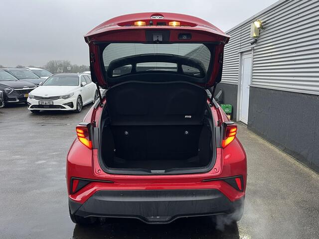 Toyota C-HR 1.8 Hybrid First Edition Navigatie, Dodehoekdetectie, JBL, Stoelverwarming, PDC, Nieuw geleverd en dealeronderhouden, 1e eign.