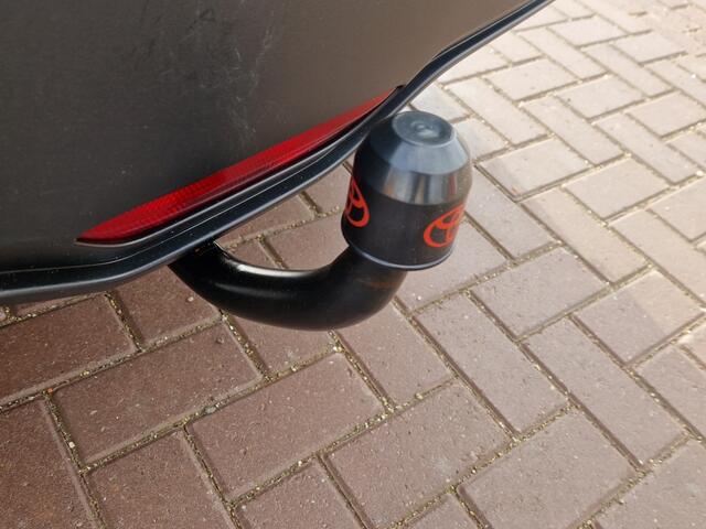 Toyota C-HR 1.8 Hybrid Bi-Tone Plus - Trekhaak - Leer - NL Auto