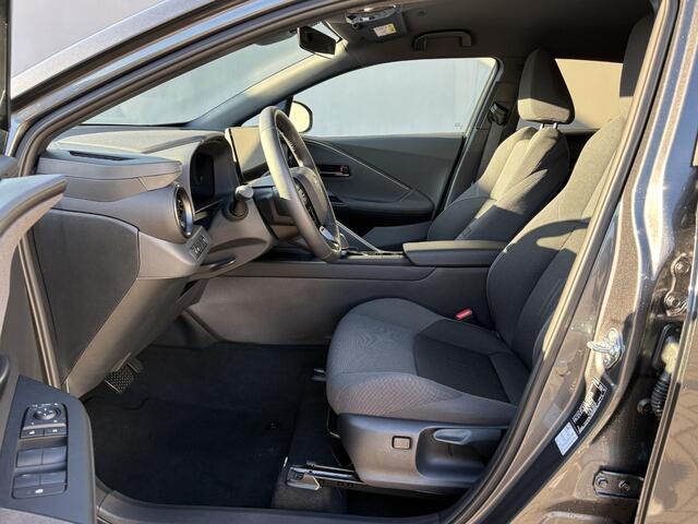 Toyota C-HR 1.8 Hybrid First Edition 140 Automaat / Fabrieksgarantie tot 10 jaar mogelijk / Stuur-, stoel- en voorruitverwarming / Navigatie / Camera / Climate Control / Apple Carplay/Android auto / 18" LM wielen /