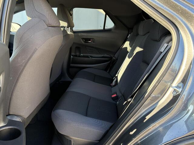 Toyota C-HR 1.8 Hybrid First Edition 140 Automaat / Fabrieksgarantie tot 10 jaar mogelijk / Stuur-, stoel- en voorruitverwarming / Navigatie / Camera / Climate Control / Apple Carplay/Android auto / 18" LM wielen /