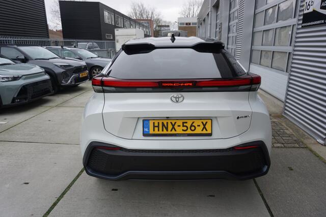 Toyota C-HR 2.0 Plug-in Hybrid 220 Dynamic |Navi|Carplay|PDC V+A|Dodehoek|E.a.klep|Stoel en stuur verw.|Camera|Bi-Tone|
