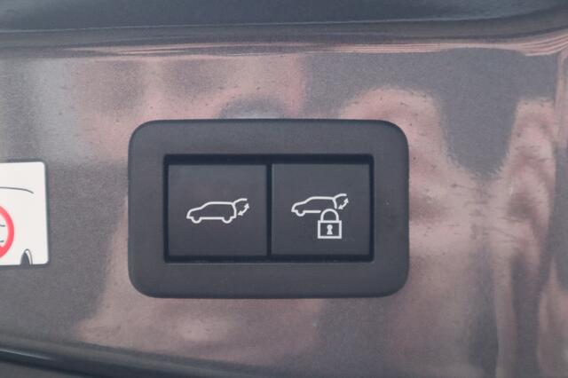 Toyota C-HR 1.8 Hybrid 140 Dynamic Electr a-klep | Dodehoek | Stuur en stoel