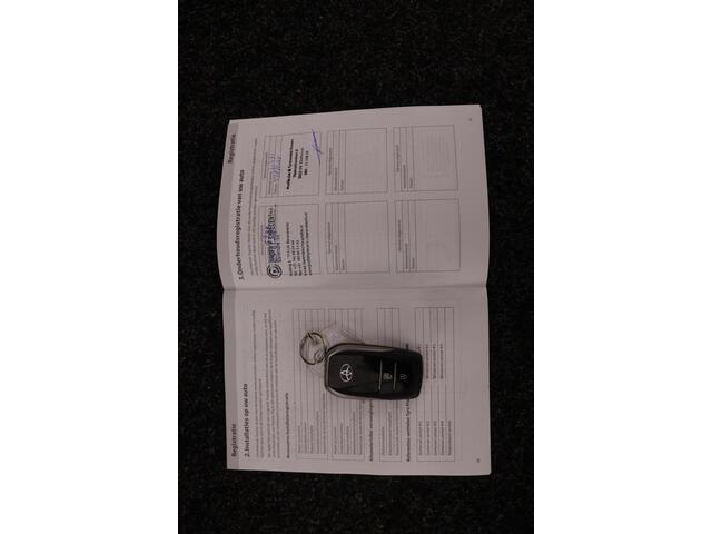 Toyota C-HR 1.8 Hybrid 140 Active | Parkeercamera | Climate control | Apple Carplay/Android Auto |