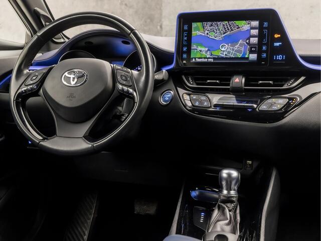 Toyota C-HR 1.8 Hybrid Sport Automaat (NAVIGATIE, CAMERA, JBL AUDIO, ADAPTIVE CRUISE, SPORTSTOELEN, STOELVERWARMING, KEYLESS, PARKEERSENSOREN, ZWART HEMEL, NIEUWSTAAT)