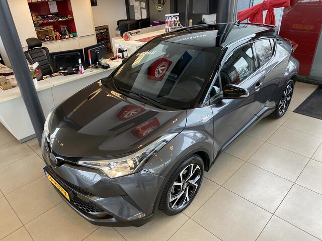 Toyota C-HR 1.8 Hybrid Bi-Tone,Automaat,Navigatie,Achteruitrijcamera,Climate&Cruisecontrol Adaptief,Trekhaak,Spraakbediening,Keyless,Stoelverwarming,V&A Sensoren,DAB,Dealer Onderhouden,18 Inch Lmv