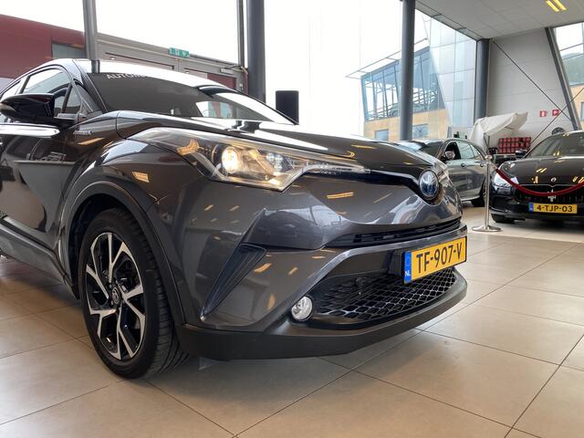 Toyota C-HR 1.8 Hybrid Bi-Tone,Automaat,Navigatie,Achteruitrijcamera,Climate&Cruisecontrol Adaptief,Trekhaak,Spraakbediening,Keyless,Stoelverwarming,V&A Sensoren,DAB,Dealer Onderhouden,18 Inch Lmv