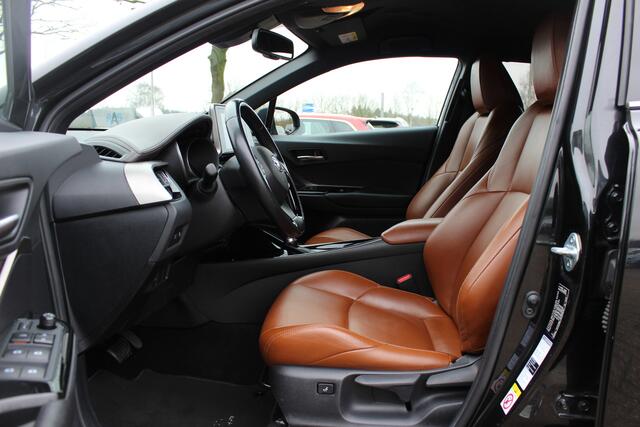 Toyota C-HR 1.8 Hybrid Executive / Trekhaak / Bruin leder / Camera / 18 inch / Led Koplampen / Stoelverwarming