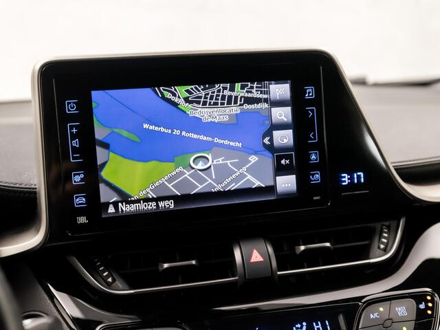 Toyota C-HR 1.8 Hybrid Sport Automaat (NAVIGATIE, CAMERA, STOELVERWARMING, GETINT GLAS, SPORTSTOELEN, XENON, ADAPTIVE CRUISE, ZWART HEMEL, NIEUWSTAAT)