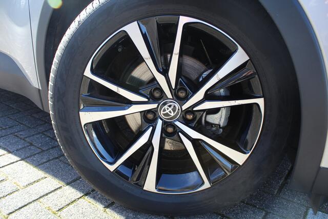 Toyota C-HR 1.8 Hybrid 140 First Edition Bi-Tone | Rijklaar | Apple/Android | Navi | Stoel-/Stuurverwarming | Dodehoekdetectie | Camera | Keyless | LED