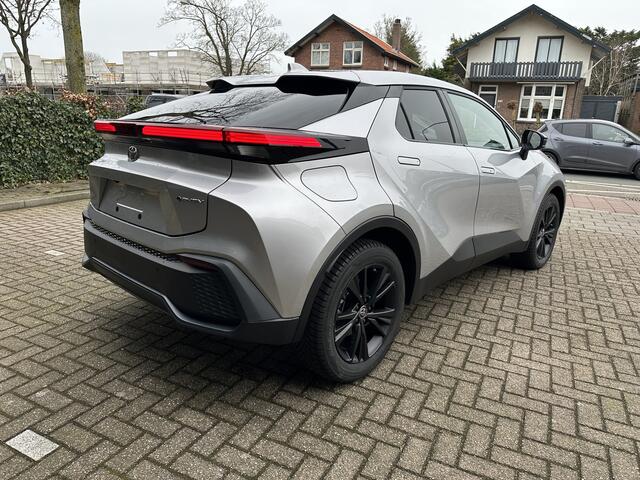 Toyota C-HR 2.0 Plug-in Hybrid 220 Dynamic Toyota navigatie / incl. winterbandenset / Apple Carplay / Android Auto / parkeersensoren voor en achter / adaptive cruise control / stoel- en stuurwielverwarming / parkeercamera / Toyota 10 jaar garantie programma / Toyota