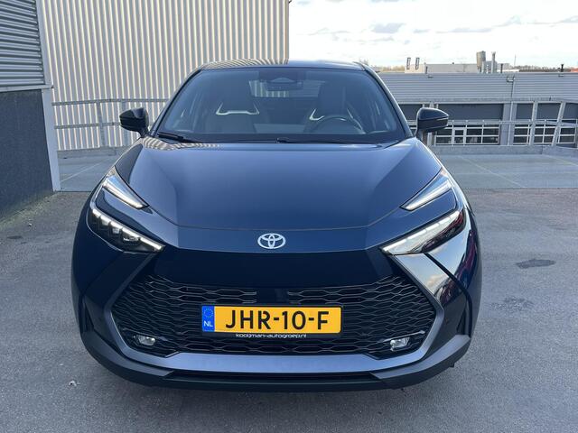 Toyota C-HR 1.8 Hybrid 140 Executive Auto vol luxe met zeer lage KM stand! Dodehoekdetectie, camera, cruise control, stoelverwarming, NL-auto, automaat!