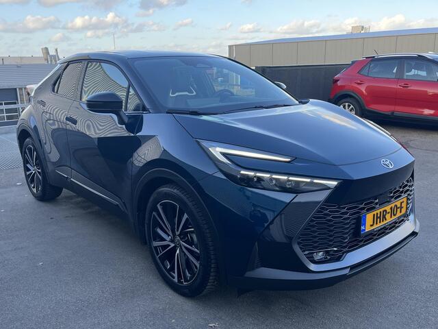 Toyota C-HR 1.8 Hybrid 140 Executive Auto vol luxe met zeer lage KM stand! Dodehoekdetectie, camera, cruise control, stoelverwarming, NL-auto, automaat!