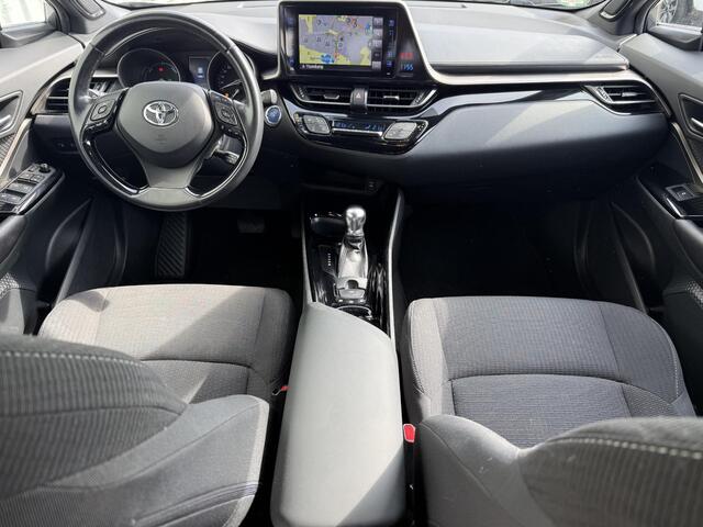 Toyota C-HR 1.8 Hybrid Executive / Dealer Onderhouden / Fabrieksgarantie t/m 05-2028 / Afneembare Trekhaak / All Seasonbanden / Navigatie / Camera / JBL Audio / Stoelverwarming / Adaptive Cruise Control / Climate Control /