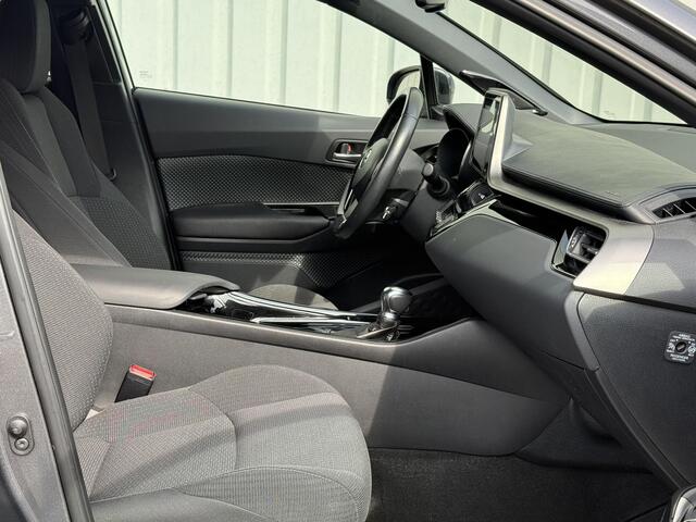 Toyota C-HR 1.8 Hybrid Executive / Dealer Onderhouden / Fabrieksgarantie t/m 05-2028 / Afneembare Trekhaak / All Seasonbanden / Navigatie / Camera / JBL Audio / Stoelverwarming / Adaptive Cruise Control / Climate Control /