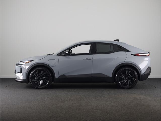 Toyota C-HR First Edition 77 kWh *NIEUW* | Uit voorraad leverbaar! | Metaallak |
