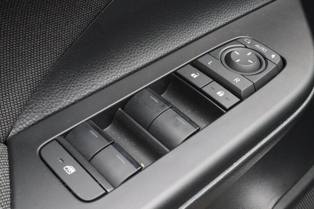 Toyota C-HR 1.8 Hybrid 140 Dynamic Bi-Tone Trekhaak/AllSeasons/Dodehoek/Stuu