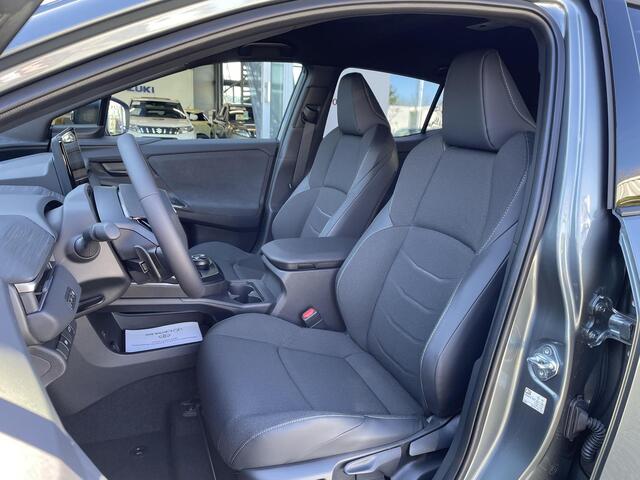 Toyota C-HR First Edition 77 kWh **MINERAL METALLIC/ ELEKTRISCH/ NIEUWE AUTO**